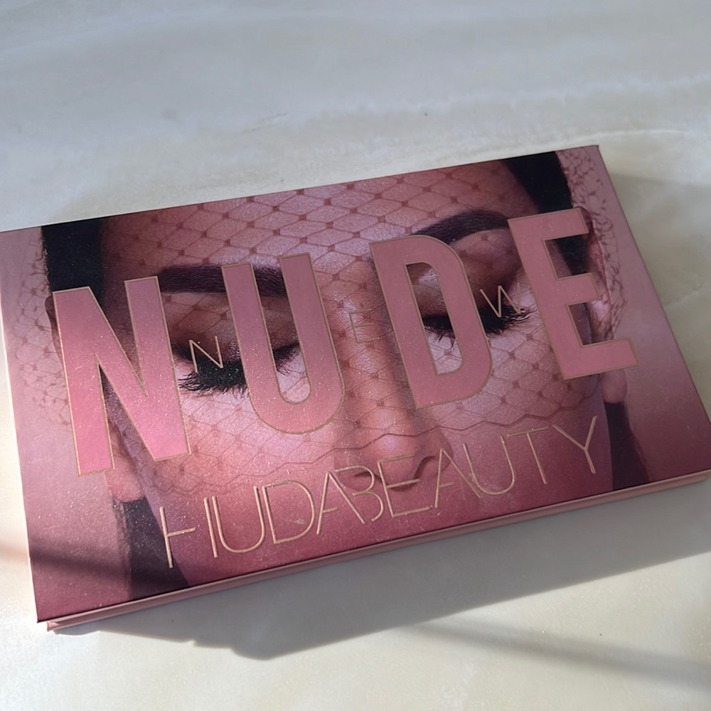 Huda beauty nude eyeshadow palette